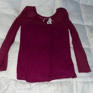 NEW- Women’s long sleeve sheer sleeve shirt
